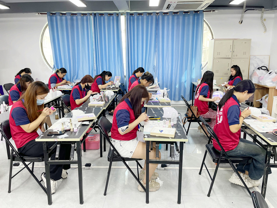 廣西美甲學(xué)校推薦：零基礎(chǔ)美甲怎么學(xué)？