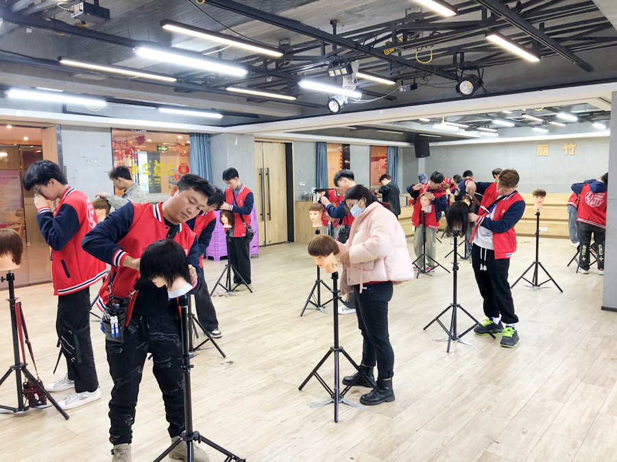 修剪碎發(fā)的技巧，廣西美發(fā)理發(fā)技術(shù)學校教學