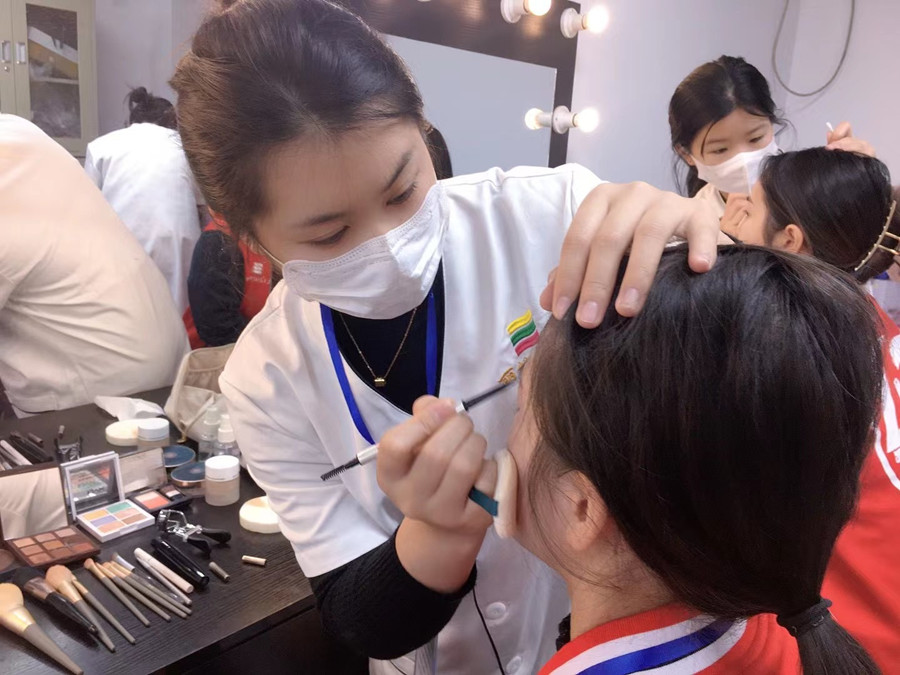 美容師應該怎么化妝？南寧美容職業(yè)學校實踐教學