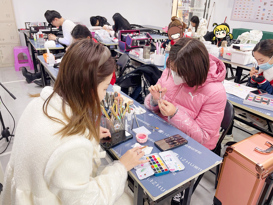 美甲學色彩重要性，廣西美甲基礎(chǔ)班彩教學內(nèi)容