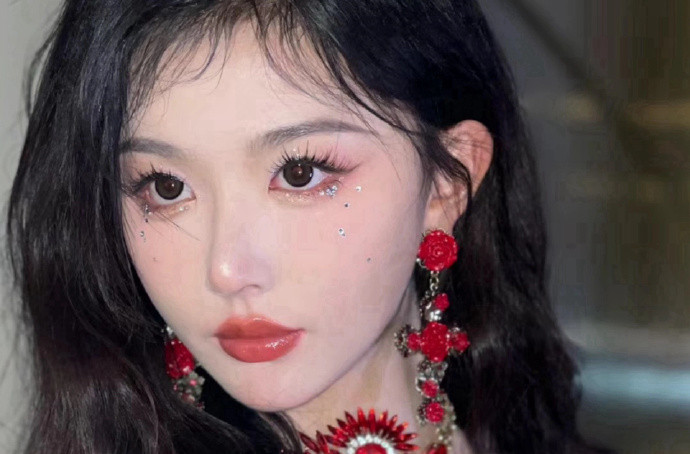 孔雪兒演唱會碎鉆仿妝，廣西美妝學(xué)習(xí)