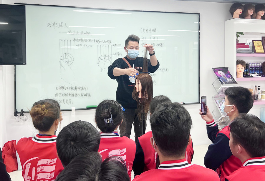 高馬尾的修剪技巧，南寧學(xué)女士剪發(fā)