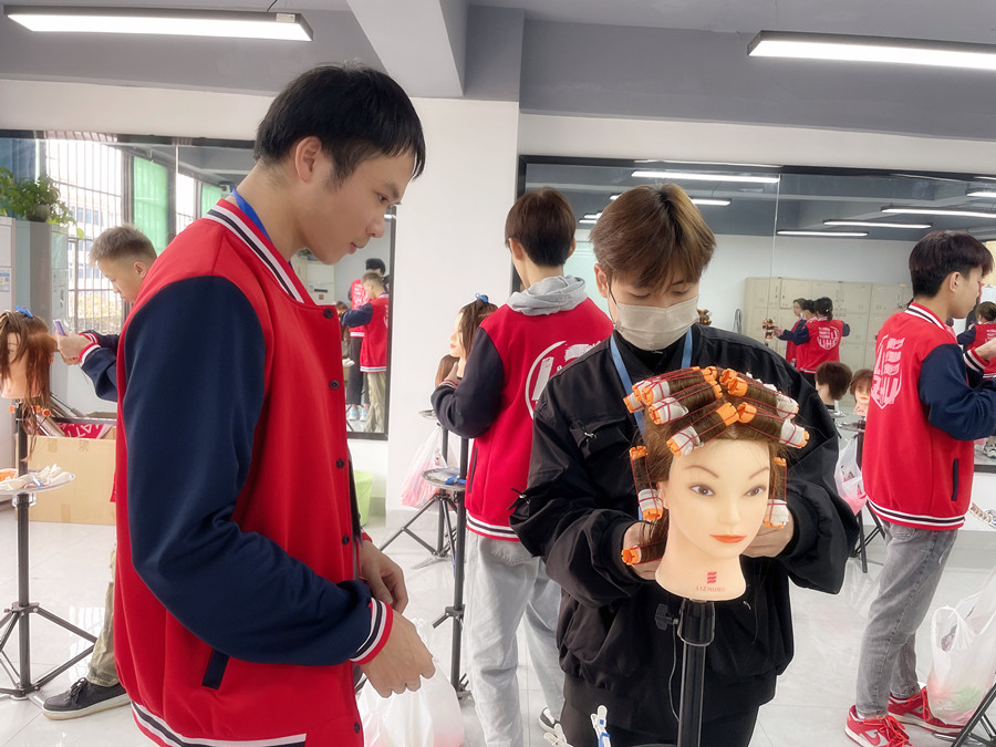 廣西燙染培訓(xùn)造型：卷發(fā)筒的正確使用方法