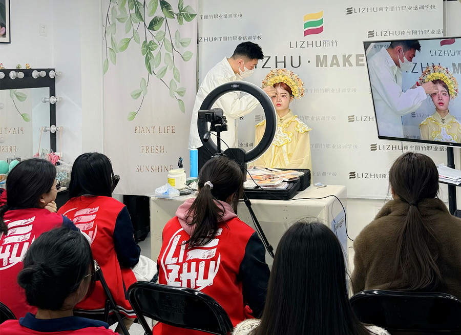 簪花寫真妝容特點(diǎn)，南寧化妝寫真培訓(xùn)學(xué)?？偨Y(jié)