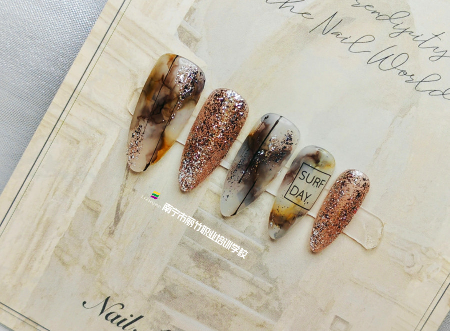 潑墨暈染美甲，廣西南寧美甲職業(yè)技術(shù)學(xué)校作品