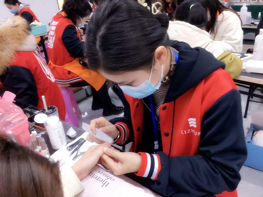 打磨甲面的作用？南寧美甲培訓(xùn)班技能分享