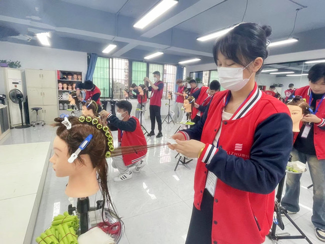 國(guó)際標(biāo)準(zhǔn)卷杠考核，南寧燙染剪技術(shù)進(jìn)修班課堂