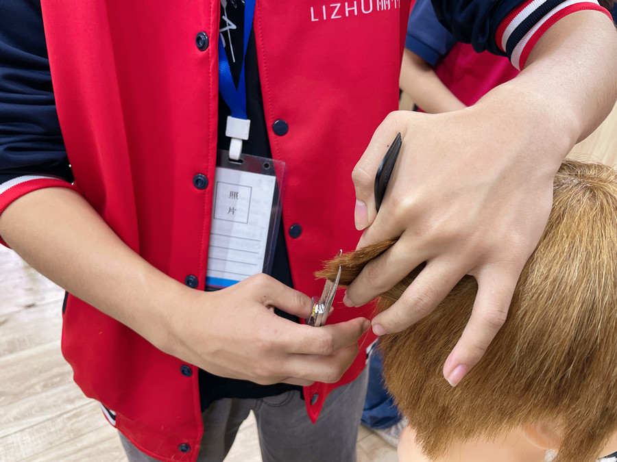 如何準(zhǔn)確定位側(cè)面頭發(fā)的落點(diǎn)？廣西學(xué)剪發(fā)