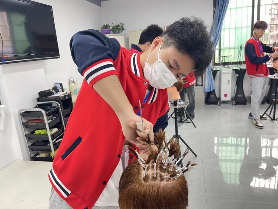 什么是錫紙燙？廣西美發(fā)燙染剪學(xué)校課程講解