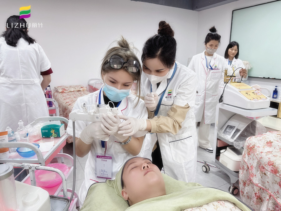 學(xué)美容儀器的基礎(chǔ)，南寧美容學(xué)校一對(duì)一教學(xué)