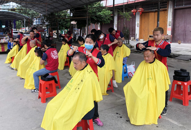 廣西美發(fā)志愿者服務(wù)隊(duì)深入城鎮(zhèn)進(jìn)行義剪