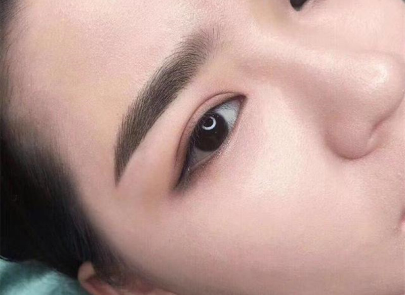 絲霧眉的特點(diǎn)，廣西眉眼唇技術(shù)學(xué)校教學(xué)