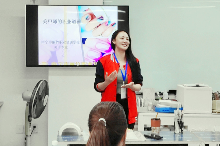 你好！歡迎來(lái)到南寧美甲培訓(xùn)學(xué)校