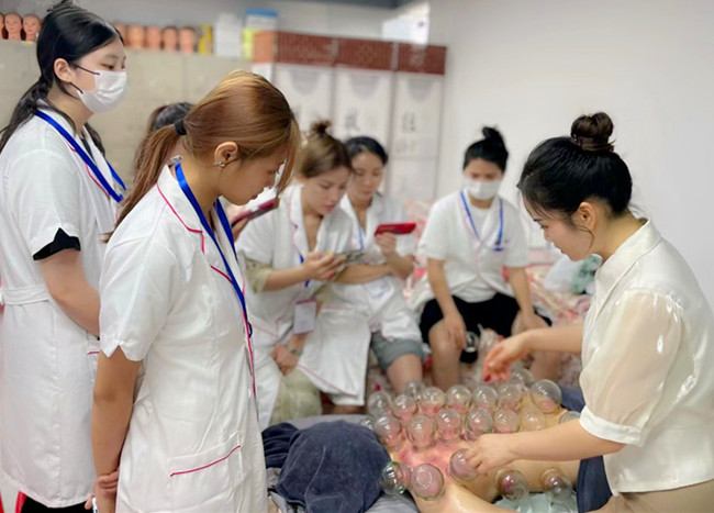 拔罐的操作流程，南寧美容美體課堂手法示范