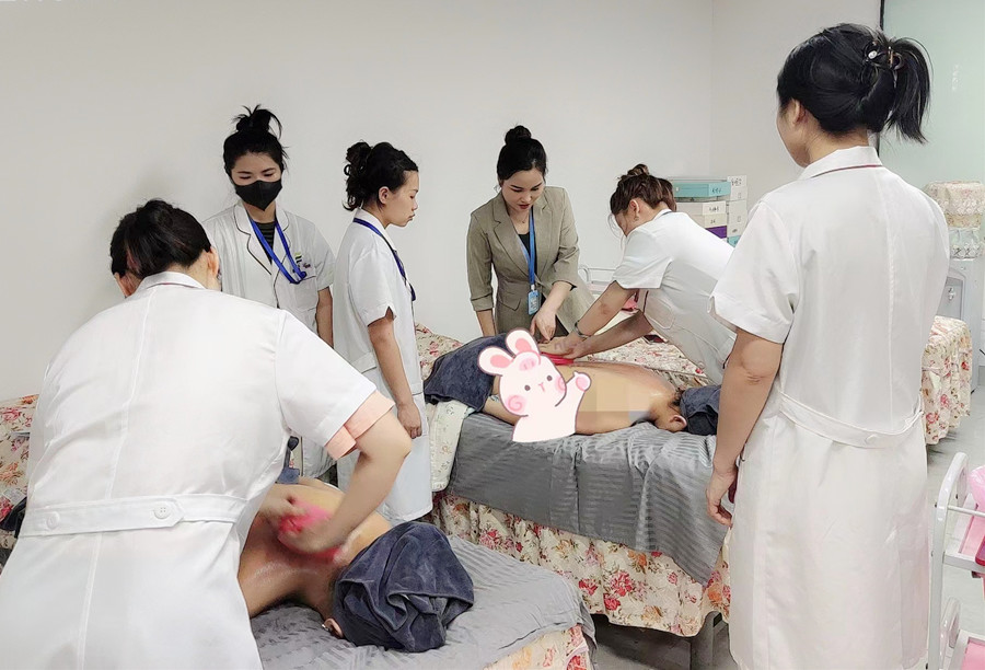 揉腹的好處，南寧美容美體健康學(xué)校講解