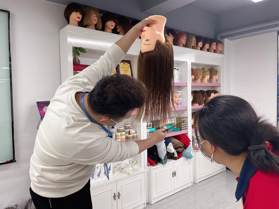 長(zhǎng)碎發(fā)怎么剪？南寧剪發(fā)理發(fā)培訓(xùn)學(xué)校課件