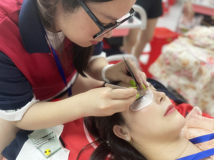 美睫后眼睛癢？廣西美甲美睫學(xué)校幫你解決