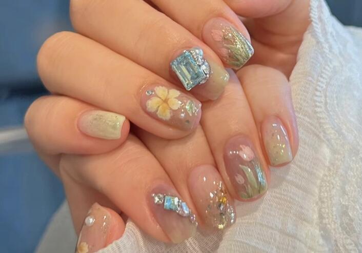 夏日彩繪花朵美甲，南寧美甲造型去哪學？