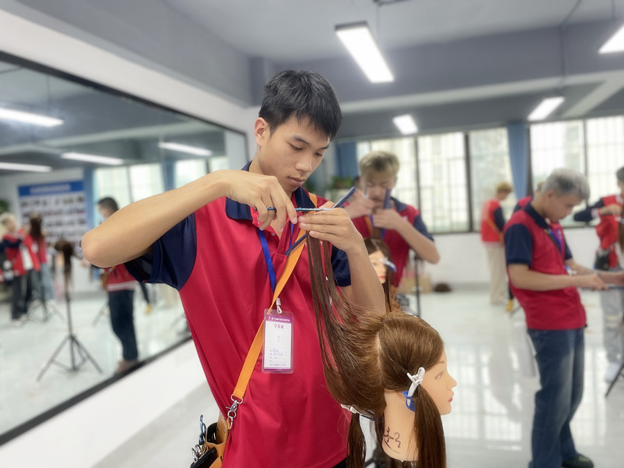 南寧美發(fā)基礎(chǔ)學(xué)校：牙剪是干嘛的？