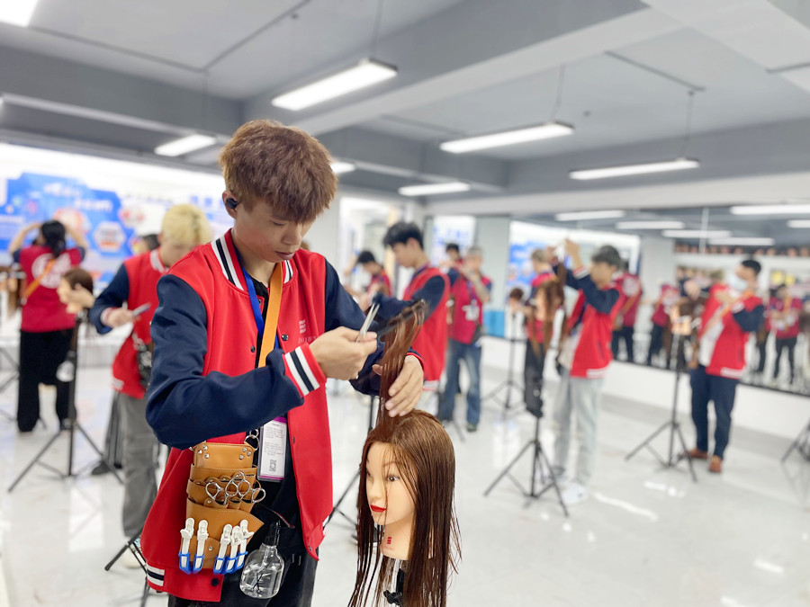 影響剪發(fā)的因素，廣西剪發(fā)結(jié)技術(shù)學校課程講解