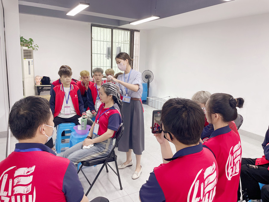 中式洗頭流程，南寧學(xué)洗頭的學(xué)校實(shí)訓(xùn)課堂