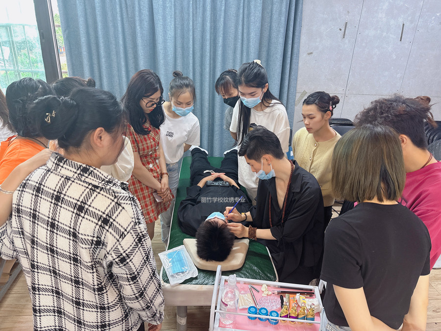 紋繡二次上色注意事項，南寧紋繡專業(yè)學校課程講解