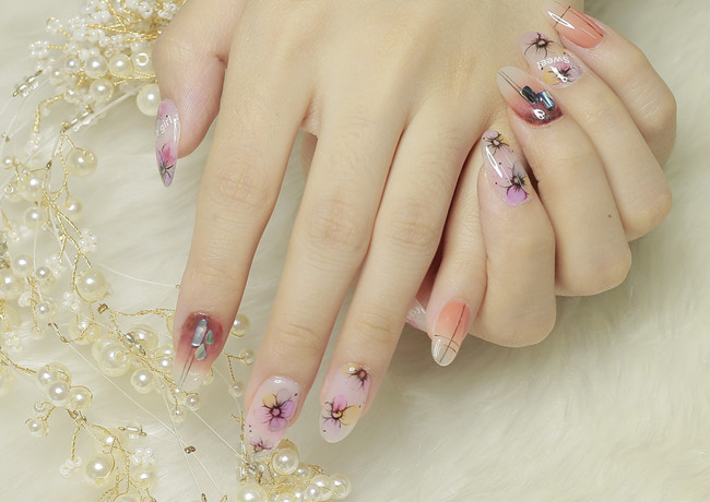 韓式花朵美甲，南寧美甲學(xué)習(xí)中心推薦