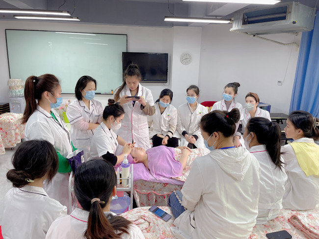 問(wèn)題皮膚夏日護(hù)膚指南，南寧美容養(yǎng)顏學(xué)校分享