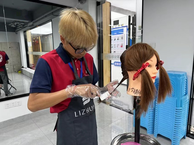 如何進(jìn)行染發(fā)？南寧燙染實(shí)訓(xùn)課堂