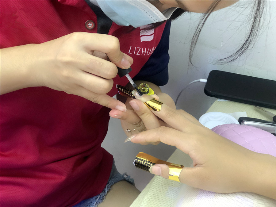 貼甲片和延長(zhǎng)甲的區(qū)別，南寧美甲師培訓(xùn)課程