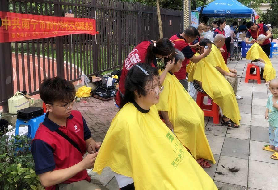 南寧培訓(xùn)美發(fā)社會(huì)實(shí)踐，為公園溪府小區(qū)居民免費(fèi)理發(fā)