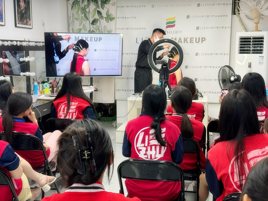 剪紙國(guó)風(fēng)造型課堂，廣西專業(yè)彩妝學(xué)校