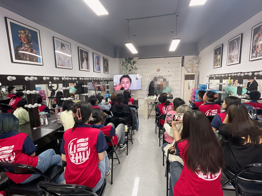 節(jié)目盛典主持人妝容特點(diǎn)，南寧彩妝學(xué)習(xí)