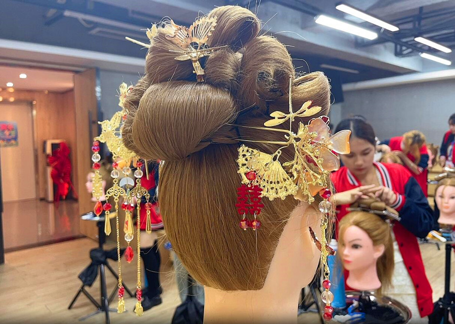 秀禾發(fā)型特點(diǎn)解析，南寧學(xué)化妝造型