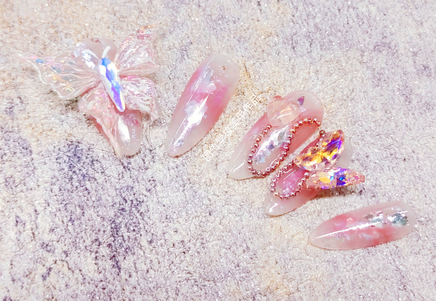 蝴蝶飾品美甲，廣西美甲技術(shù)職業(yè)作品分享