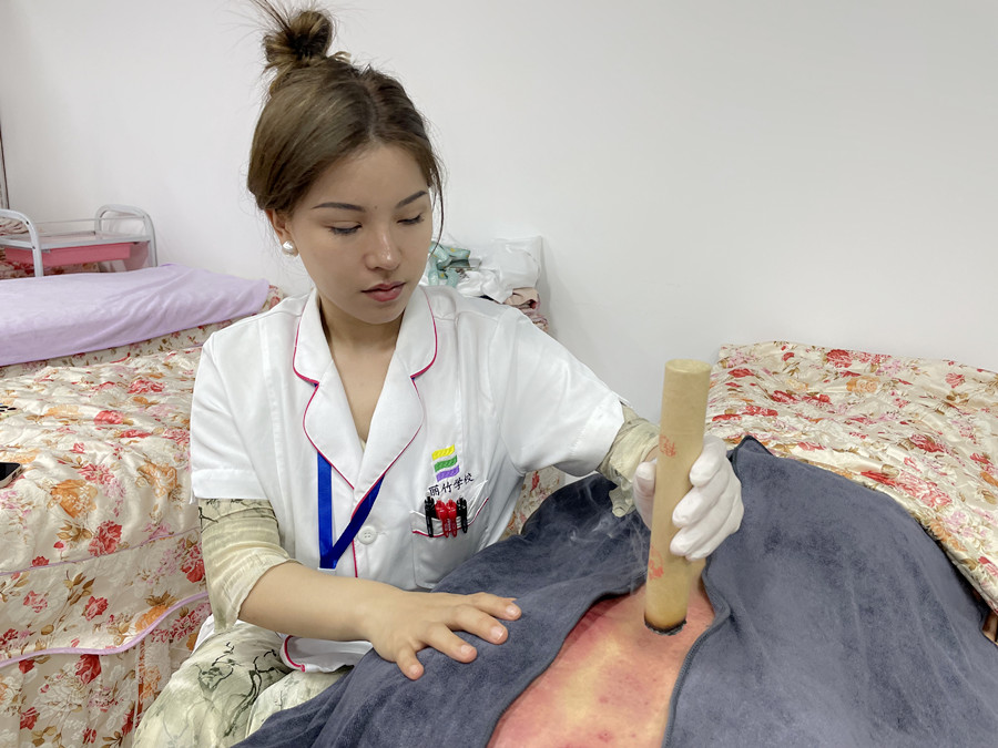 艾條熏背的好處，廣西中醫(yī)美容職校課程分享