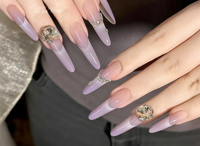 紫色顯白美甲，南寧美甲造型培訓(xùn)學(xué)校分享
