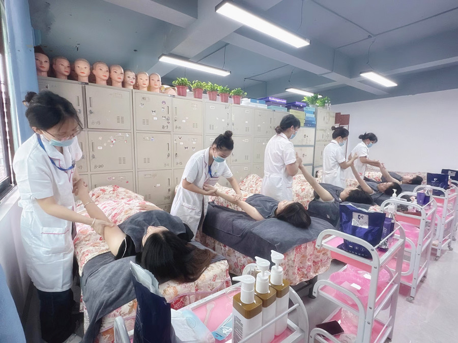 為什么要進(jìn)行手部護(hù)理？南寧美容職業(yè)培訓(xùn)學(xué)校解答