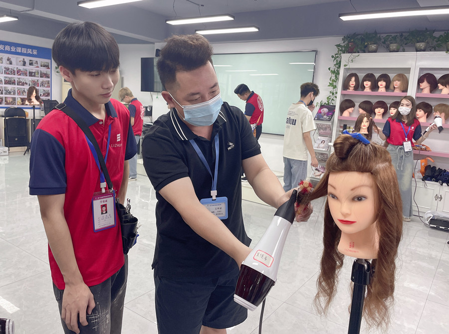 怎么樣才能做好吹風造型？南寧美發(fā)吹風培訓