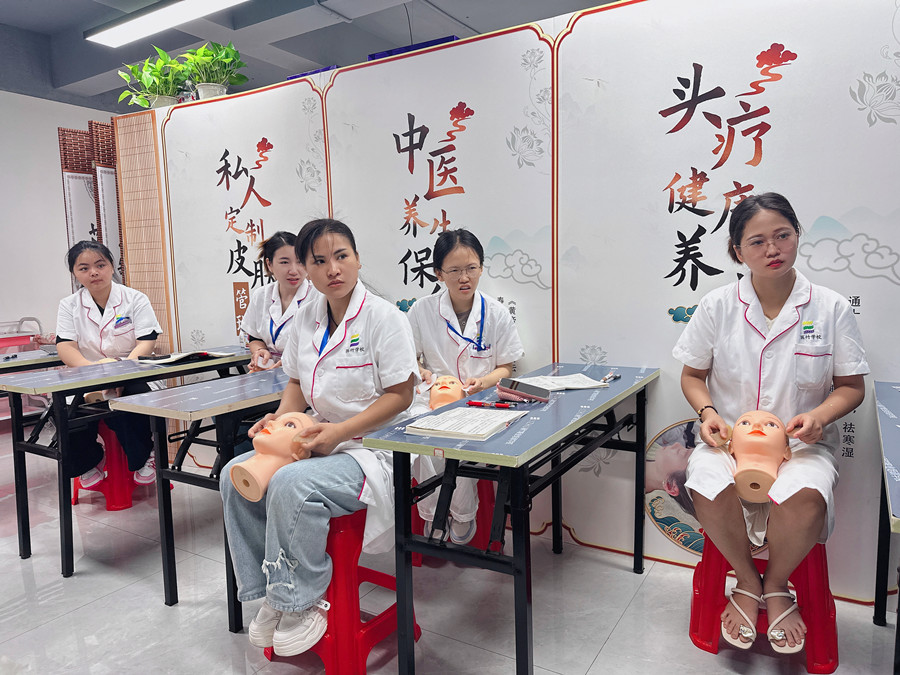 假頭模面部美容教學(xué)，南寧美容培訓(xùn)被認(rèn)可