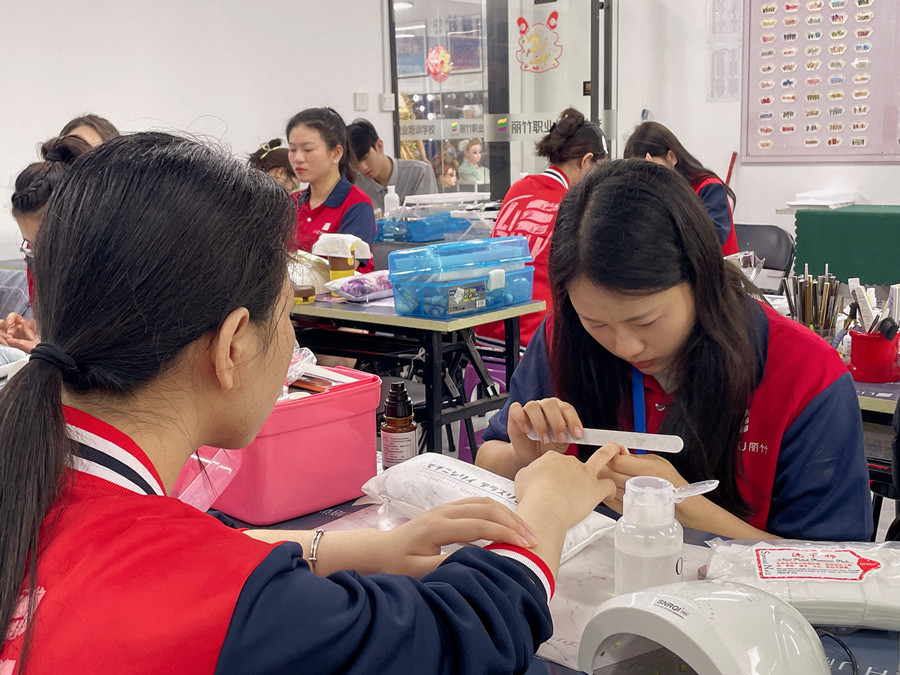 如何成為高價(jià)美甲師？廣西學(xué)美甲哪里時(shí)尚？