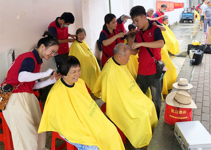 南寧理發(fā)美發(fā)學(xué)校為民免費(fèi)理發(fā)，個(gè)個(gè)都是“活雷鋒”