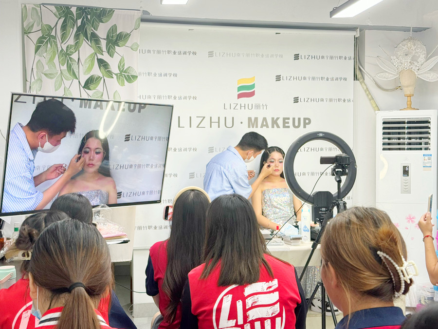 學(xué)人魚公主造型手法示范，了解南寧化妝學(xué)校怎么招生？