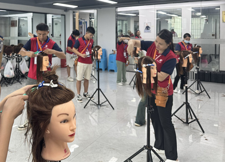 什么是挑剪？廣西美發(fā)剪發(fā)理發(fā)學(xué)校課堂講解