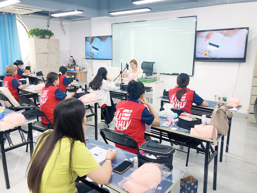 南寧美甲美睫職業(yè)學校開班，學員爆滿