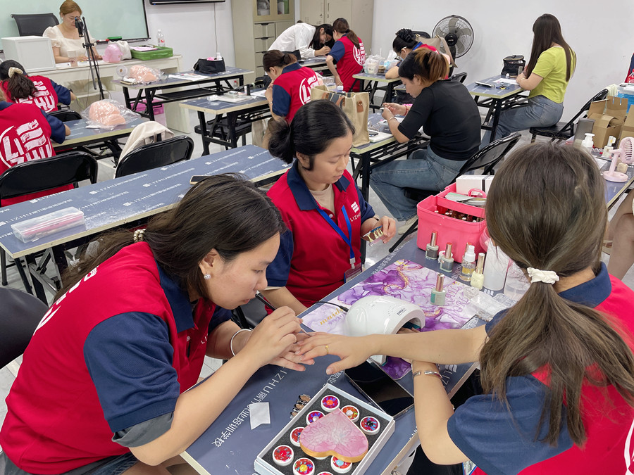 又快又好涂指甲油的技巧，廣西培訓(xùn)美甲基礎(chǔ)教程