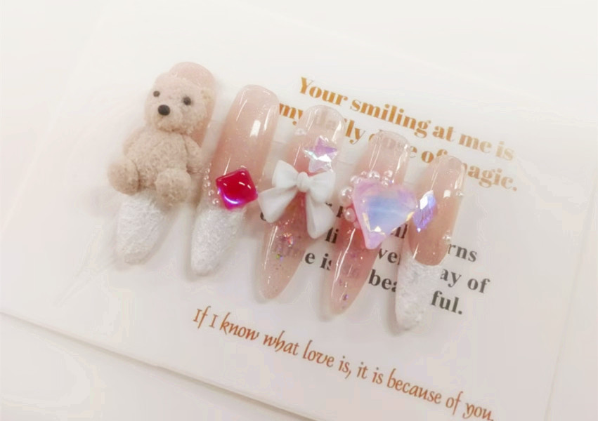 立體小熊雕花美甲，用作品告訴你南寧學(xué)美甲去哪里？