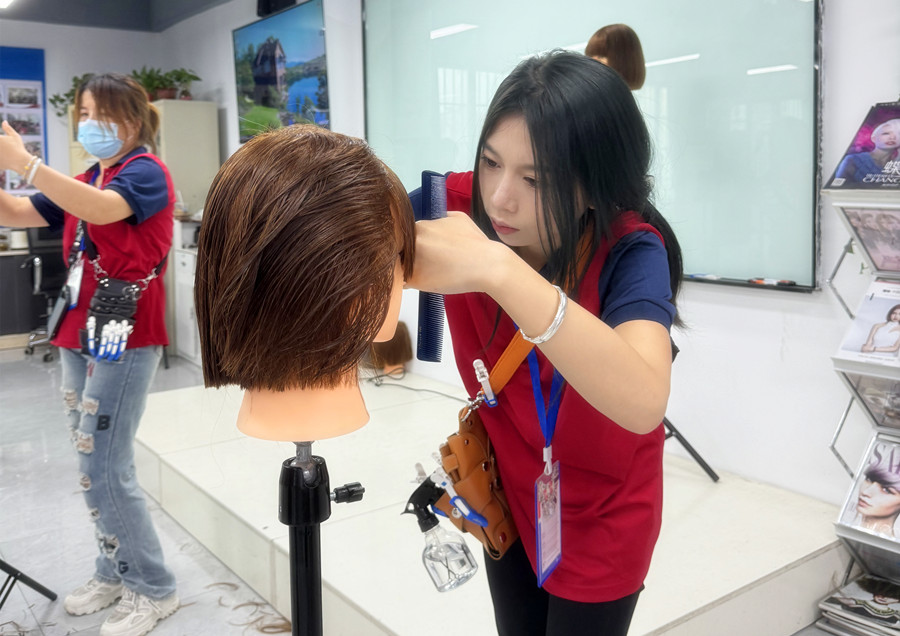 南寧學(xué)剪發(fā)女士：不適合發(fā)量少剪的發(fā)型