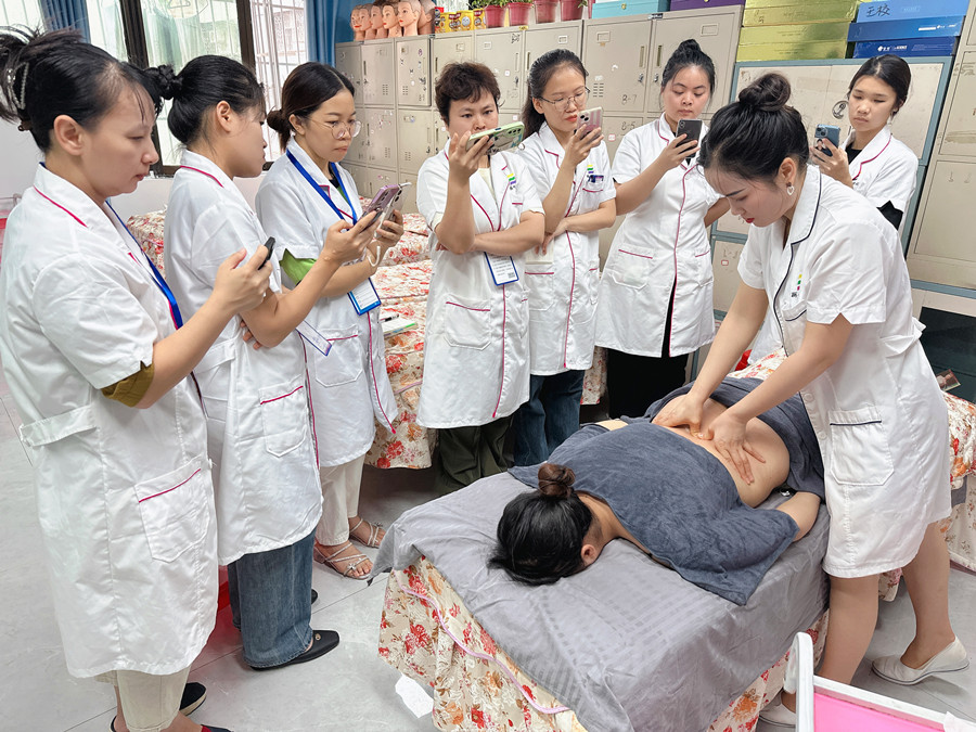 按摩腹部的好處，南寧美容美體實訓(xùn)講解