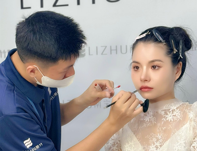 時尚簡約新娘造型，南寧新娘化妝造型學(xué)校作品